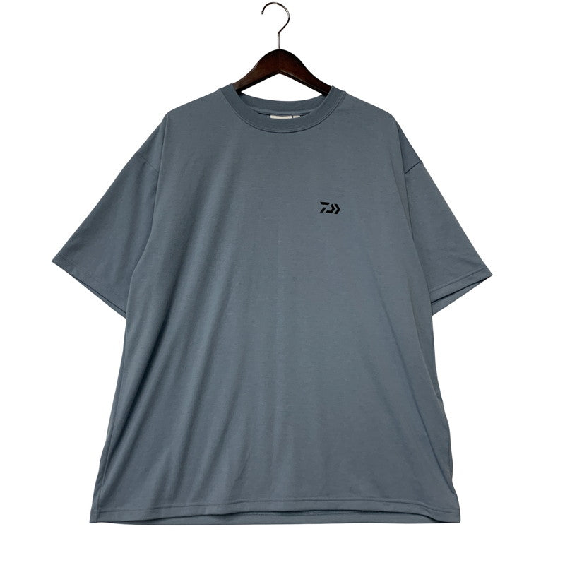 【中古品】【メンズ】 Daiwa ダイワ DE-8325JSR JOURNAL STANDARD ジャーナルスタンダード 別注 SS LOGO TEE ショートスリーブロゴT トップス 半袖 144-250816-ma-02-izu サイズ：L カラー：グレーブルー 万代Net店