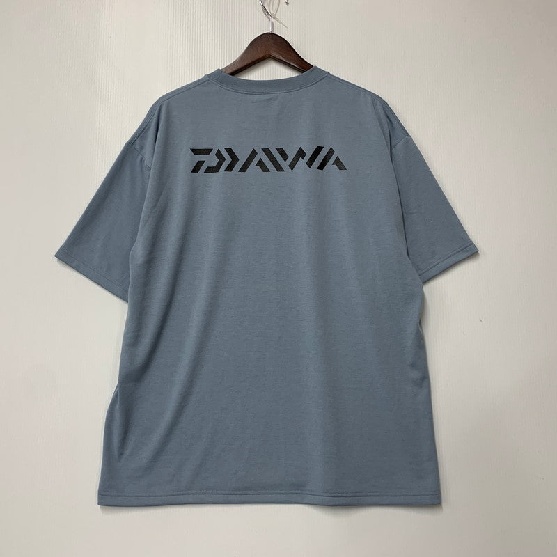【中古品】【メンズ】 Daiwa ダイワ DE-8325JSR JOURNAL STANDARD ジャーナルスタンダード 別注 SS LOGO TEE ショートスリーブロゴT トップス 半袖 144-250816-ma-02-izu サイズ：L カラー：グレーブルー 万代Net店