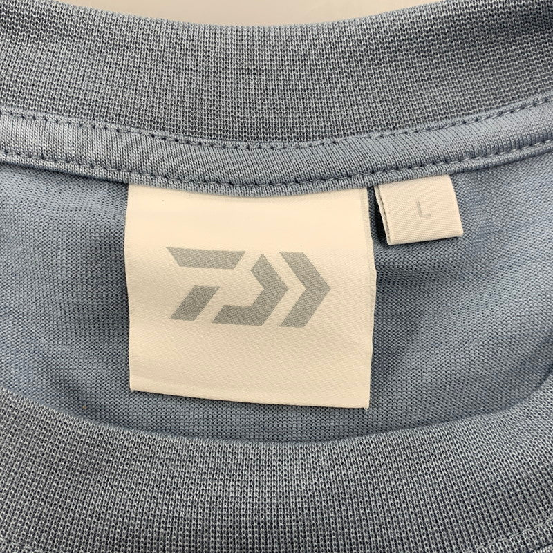 【中古品】【メンズ】 Daiwa ダイワ DE-8325JSR JOURNAL STANDARD ジャーナルスタンダード 別注 SS LOGO TEE ショートスリーブロゴT トップス 半袖 144-250816-ma-02-izu サイズ：L カラー：グレーブルー 万代Net店