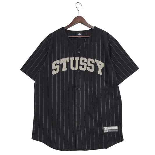【中古品】【メンズ】 STUSSY ステューシー 111761 ARCH FELT LOGO SS WOOL BASEBALL SHIRT アーチフェルトロゴ ショートスリーブウールベースボールシャツ トップス 半袖 142-250811-ma-05-izu サイズ：L カラー：BLACK 万代Net店