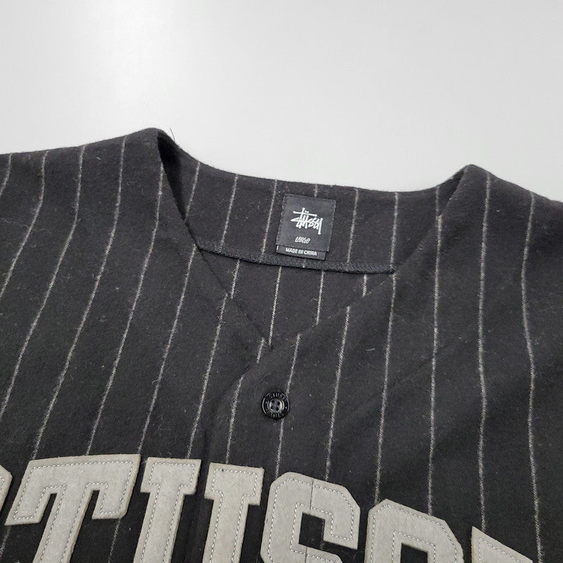 【中古品】【メンズ】 STUSSY ステューシー 111761 ARCH FELT LOGO SS WOOL BASEBALL SHIRT アーチフェルトロゴ ショートスリーブウールベースボールシャツ トップス 半袖 142-250811-ma-05-izu サイズ：L カラー：BLACK 万代Net店