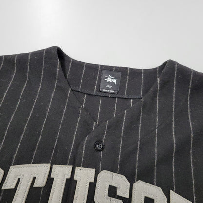 【中古品】【メンズ】 STUSSY ステューシー 111761 ARCH FELT LOGO SS WOOL BASEBALL SHIRT アーチフェルトロゴ ショートスリーブウールベースボールシャツ トップス 半袖 142-250811-ma-05-izu サイズ：L カラー：BLACK 万代Net店