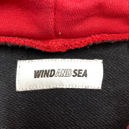 【中古品】【メンズ】 WIND AND SEA ウィンダンシー HOODED SWEATSHIRT WDS-20S2-TPS-02 フーデッド スウェットシャツ パーカー 長袖 トップス 142-250817-as-04-izu サイズ：M カラー：ブラック×レッド 万代Net店