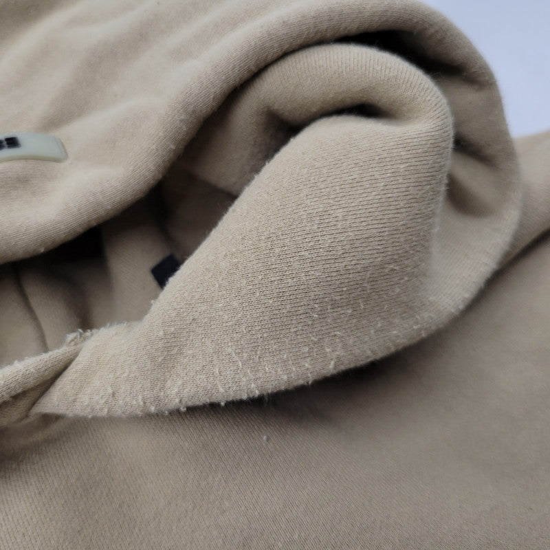 【中古品】【メンズ】 FOG ESSENTIALS エフオージーエッセンシャルズ BACK REFLECTOR LOGO HOODED SWEATSHIRT バック リフレクター ロゴ フーデッド スウェットシャツ パーカー 長袖 トップス 142-250905-as-27-izu サイズ：L カラー：ベージュ 万代Net店