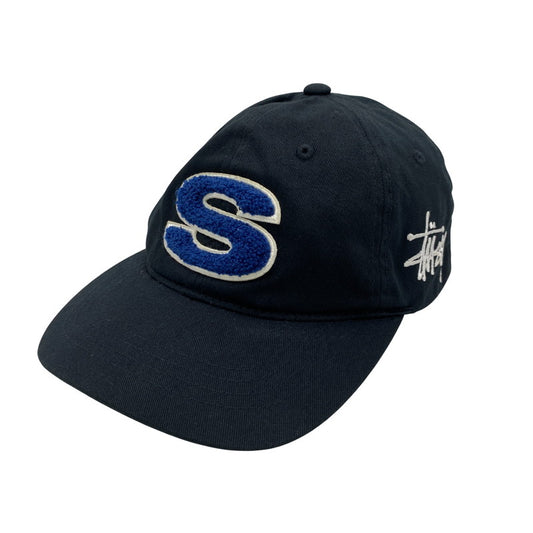 【中古品】【メンズ/レディース】 STUSSY ステューシー 1311061 LOW PRO CHENILLE S SNAPBACK ロー プロ シェニール エス スナップバック 帽子 キャップ 服飾雑貨 185-250825-ma-11-izu サイズ：OFSA カラー：BLACK 万代Net店
