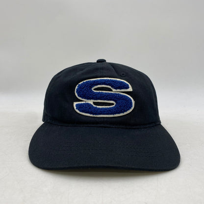 【中古品】【メンズ/レディース】 STUSSY ステューシー 1311061 LOW PRO CHENILLE S SNAPBACK ロー プロ シェニール エス スナップバック 帽子 キャップ 服飾雑貨 185-250825-ma-11-izu サイズ：OFSA カラー：BLACK 万代Net店