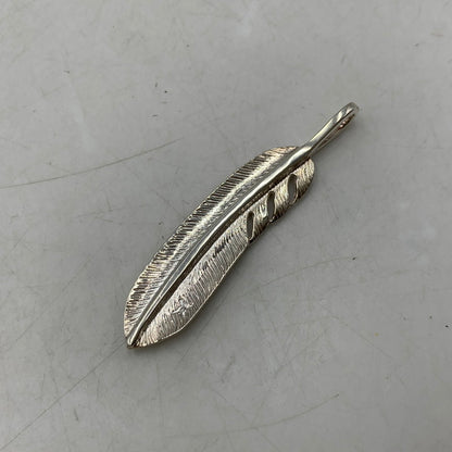 【中古品】【メンズ】 FIRST ARROWS ファーストアローズ MEDIUM FEATHER WITH K18 LEFT ミディアムフェザーウィズ レフト アクセサリー ペンダントトップ 小物 191-250827-ma-08-izu カラー：シルバー 万代Net店