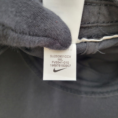 【中古品】【メンズ/レディース】 NIKE ナイキ × DRAKE NOCTA ドレイク ノクタ CLUB CARDINAL STOCK CAP FV5541-010 クラブ カーディナル ストック キャップ 帽子 185-250909-as-19-izu サイズ：M/L カラー：ブラック 万代Net店