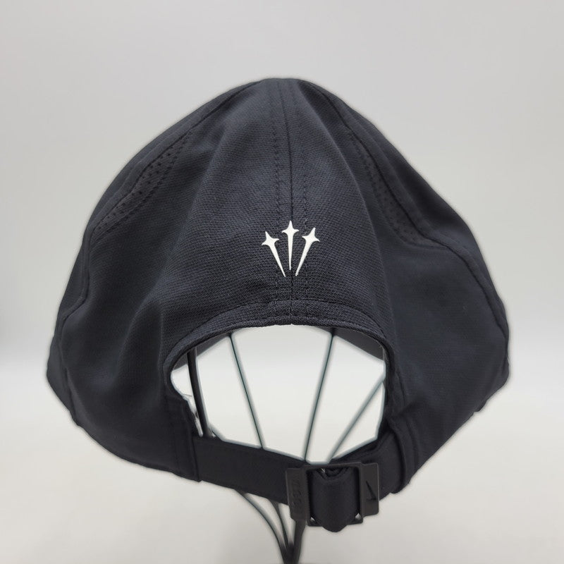 【中古品】【メンズ/レディース】 NIKE ナイキ × DRAKE NOCTA ドレイク ノクタ CLUB CARDINAL STOCK CAP FV5541-010 クラブ カーディナル ストック キャップ 帽子 185-250909-as-19-izu サイズ：M/L カラー：ブラック 万代Net店