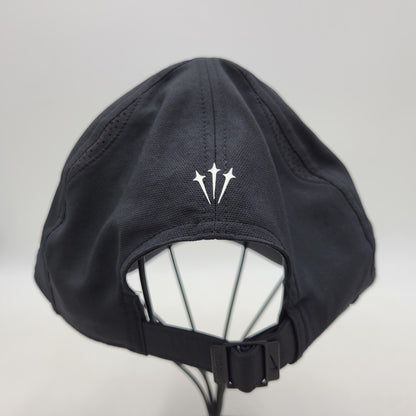 【中古品】【メンズ/レディース】 NIKE ナイキ × DRAKE NOCTA ドレイク ノクタ CLUB CARDINAL STOCK CAP FV5541-010 クラブ カーディナル ストック キャップ 帽子 185-250909-as-19-izu サイズ：M/L カラー：ブラック 万代Net店