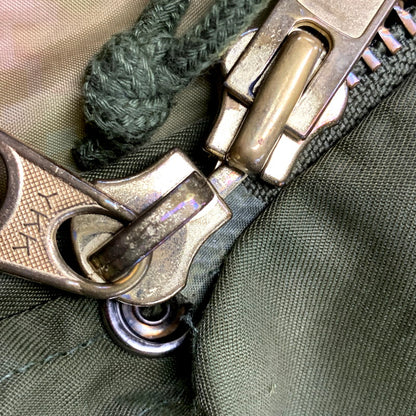 【現状渡し品】【メンズ】 CANADIAN ARMY カナダ軍 8415-21-370-5573 1992 90S COMBAT PARKA 90年代 コンバットパーカー アウター 長袖 146-250913-cs-03-izu サイズ：2/M カラー：オリーブ 万代Net店