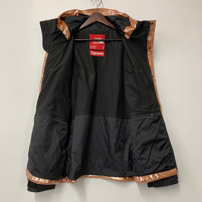 【中古品】【メンズ】 Supreme シュプリーム × THE NORTH FACE ザ・ノースフェイス METALLIC MOUNTAIN PARKA NP11801I メタリック マウンテンパーカー ジャケット アウター 149-250908-as-05-izu サイズ：M カラー：ピンク系 万代Net店