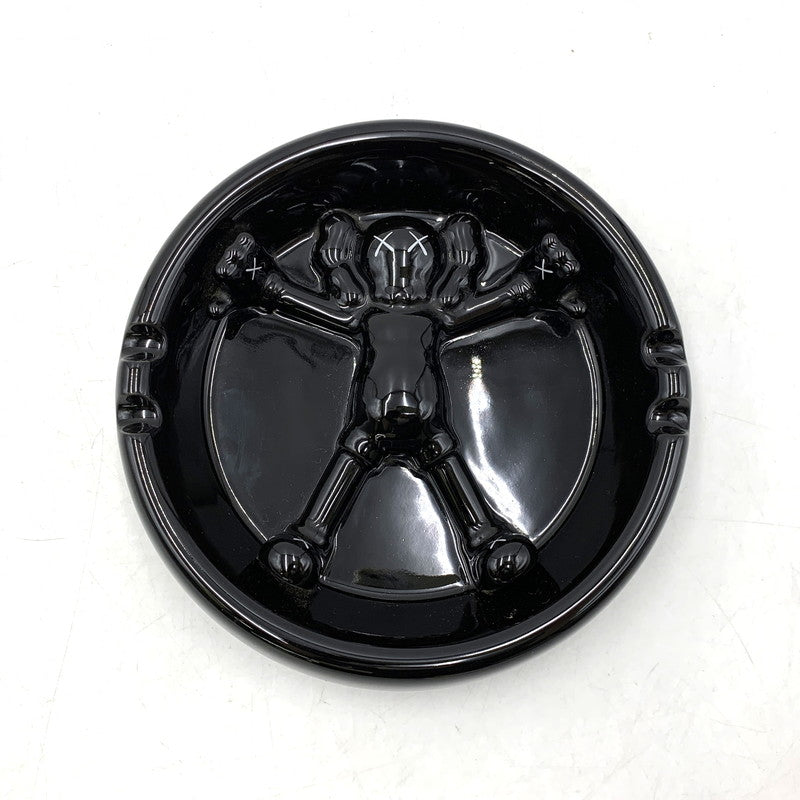 【中古品】【メンズ/レディース】 KAWS カウズ × GALLERY1950 ギャラリー1950 ORIGINAL FAKE ASHTRAY オリジナル フェイク アッシュトレイ 灰皿 208-250913-as-27-izu カラー：ブラック 万代Net店