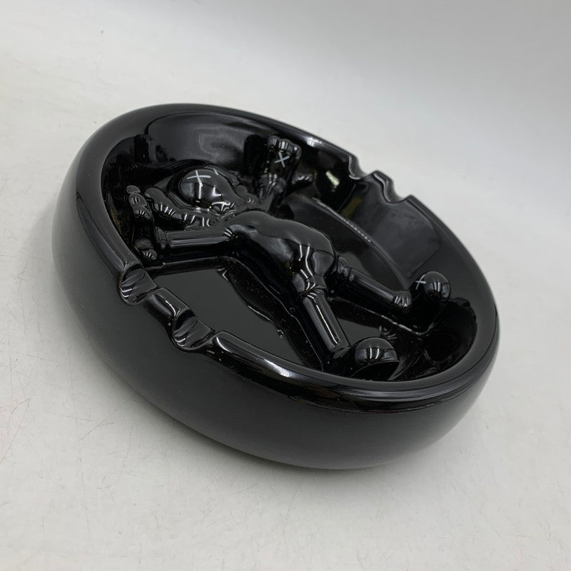 【中古品】【メンズ/レディース】 KAWS カウズ × GALLERY1950 ギャラリー1950 ORIGINAL FAKE ASHTRAY オリジナル フェイク アッシュトレイ 灰皿 208-250913-as-27-izu カラー：ブラック 万代Net店
