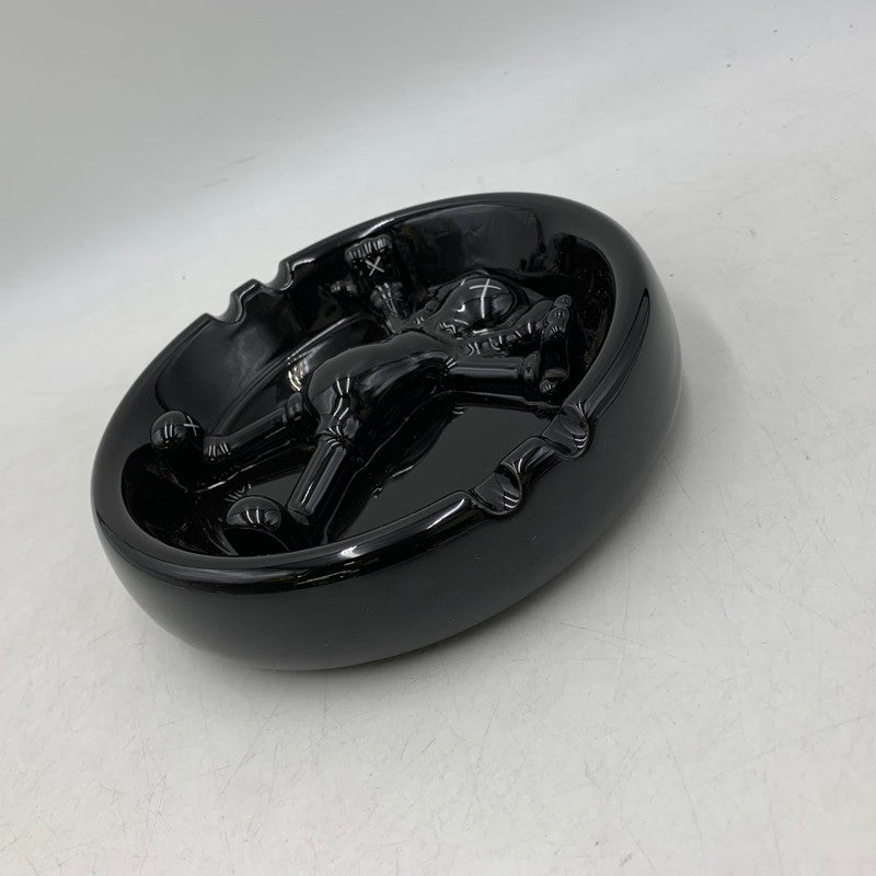 【中古品】【メンズ/レディース】 KAWS カウズ × GALLERY1950 ギャラリー1950 ORIGINAL FAKE ASHTRAY オリジナル フェイク アッシュトレイ 灰皿 208-250913-as-27-izu カラー：ブラック 万代Net店