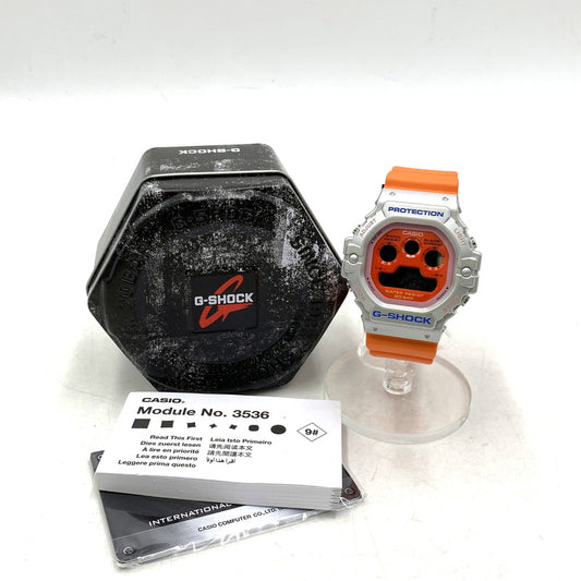 【中古美品】【メンズ/レディース】 G-SHOCK ジーショック 5900 SERIES DIGITAL WATCH DW-5900EU-8A4DR 5900シリーズ デジタル ウォッチ 腕時計 196-250920-as-25-izu サイズ：51.4 × 46.8 × 15.5 mm カラー：オレンジ×シルバー 万代Net店
