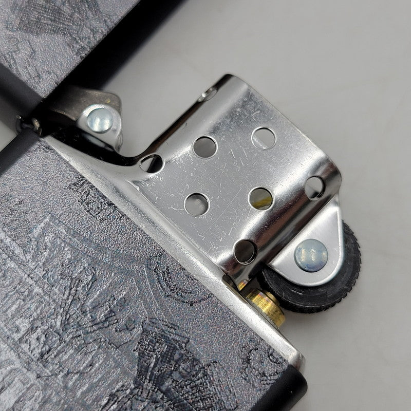 【中古美品】【メンズ/レディース】 ZIPPO×HARLEY-DAVIDSON ジッポ×ハーレーダビッドソン BLACK LIGHT ENGINE DESIGN OIL LIGHTER ブラック ライト エンジン デザイン オイル ライター 喫煙具 206-260102-cs-01-izu カラー：ブラック 万代Net店