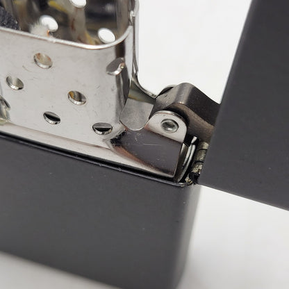 【中古美品】【メンズ/レディース】 ZIPPO×HARLEY-DAVIDSON ジッポ×ハーレーダビッドソン BLACK LIGHT ENGINE DESIGN OIL LIGHTER ブラック ライト エンジン デザイン オイル ライター 喫煙具 206-260102-cs-01-izu カラー：ブラック 万代Net店