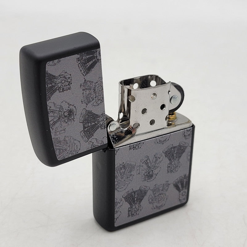 【中古美品】【メンズ/レディース】 ZIPPO×HARLEY-DAVIDSON ジッポ×ハーレーダビッドソン BLACK LIGHT ENGINE DESIGN OIL LIGHTER ブラック ライト エンジン デザイン オイル ライター 喫煙具 206-260102-cs-01-izu カラー：ブラック 万代Net店