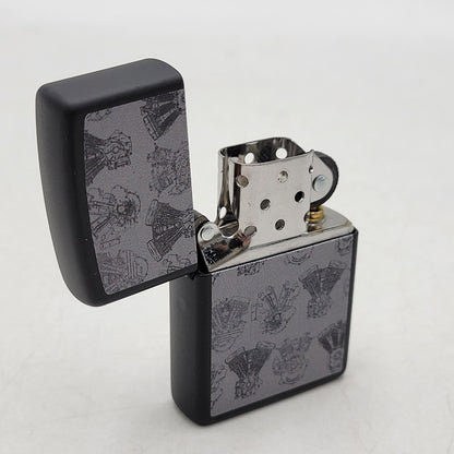 【中古美品】【メンズ/レディース】 ZIPPO×HARLEY-DAVIDSON ジッポ×ハーレーダビッドソン BLACK LIGHT ENGINE DESIGN OIL LIGHTER ブラック ライト エンジン デザイン オイル ライター 喫煙具 206-260102-cs-01-izu カラー：ブラック 万代Net店