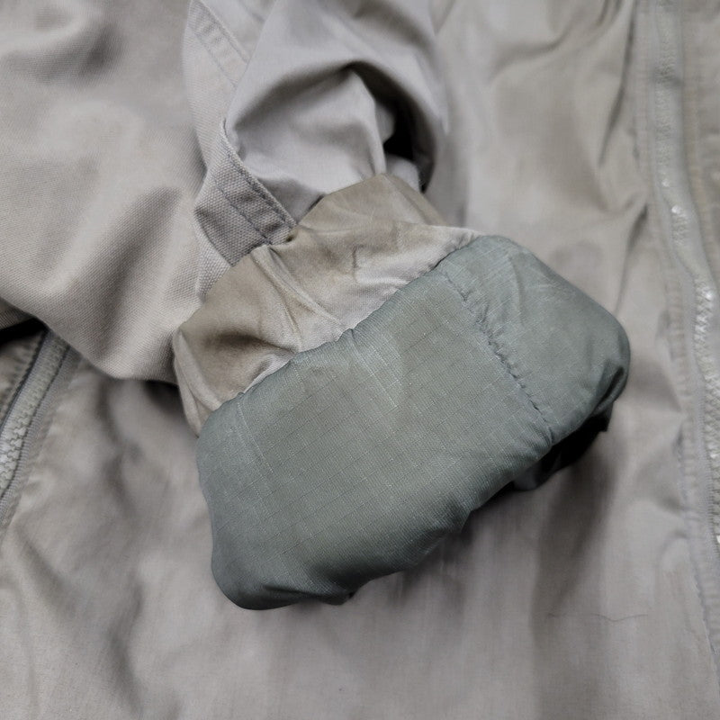 【現状渡し品】【メンズ】 U.S.ARMY ユーエスアーミー ECWCS GEN3 LEVEL7 PRIMALOFT JACKET 911QY-07-D-0003 レベル7 プリマロフト ジャケット WILDTHINGS社製 アウター 146-251004-as-06-izu サイズ：M-REG カラー：グレー系 万代Net店