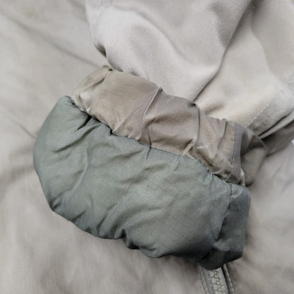 【現状渡し品】【メンズ】 U.S.ARMY ユーエスアーミー ECWCS GEN3 LEVEL7 PRIMALOFT JACKET 911QY-07-D-0003 レベル7 プリマロフト ジャケット WILDTHINGS社製 アウター 146-251004-as-06-izu サイズ：M-REG カラー：グレー系 万代Net店