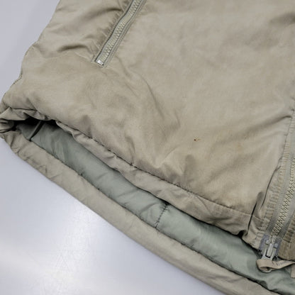 【現状渡し品】【メンズ】 U.S.ARMY ユーエスアーミー ECWCS GEN3 LEVEL7 PRIMALOFT JACKET 911QY-07-D-0003 レベル7 プリマロフト ジャケット WILDTHINGS社製 アウター 146-251004-as-06-izu サイズ：M-REG カラー：グレー系 万代Net店