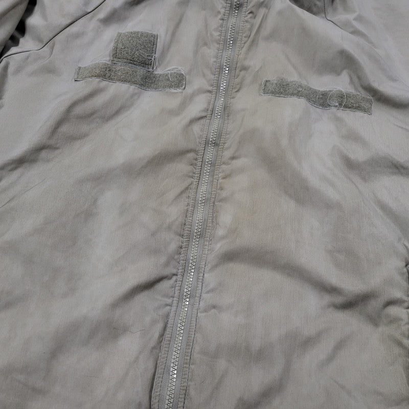 【現状渡し品】【メンズ】 U.S.ARMY ユーエスアーミー ECWCS GEN3 LEVEL7 PRIMALOFT JACKET 911QY-07-D-0003 レベル7 プリマロフト ジャケット WILDTHINGS社製 アウター 146-251004-as-06-izu サイズ：M-REG カラー：グレー系 万代Net店