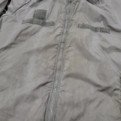 【現状渡し品】【メンズ】 U.S.ARMY ユーエスアーミー ECWCS GEN3 LEVEL7 PRIMALOFT JACKET 911QY-07-D-0003 レベル7 プリマロフト ジャケット WILDTHINGS社製 アウター 146-251004-as-06-izu サイズ：M-REG カラー：グレー系 万代Net店