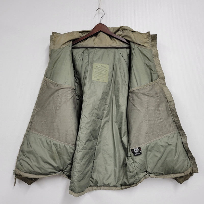 【現状渡し品】【メンズ】 U.S.ARMY ユーエスアーミー ECWCS GEN3 LEVEL7 PRIMALOFT JACKET 911QY-07-D-0003 レベル7 プリマロフト ジャケット WILDTHINGS社製 アウター 146-251004-as-06-izu サイズ：M-REG カラー：グレー系 万代Net店