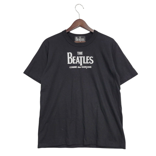 【中古品】【メンズ】 COMME des GARCONS コムデギャルソン VZ-T001 AD2023THE BEATLES T-SHIRT BLACK ビートルズ Tシャツ 半袖 トップス 140-251008-km-01-izu サイズ：L カラー：ブラック 万代Net店
