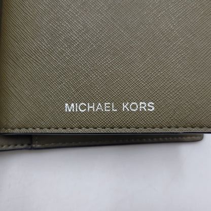 【中古美品】【メンズ/レディース】 Michael Kors マイケルコース COOPER SAFFIANO LEATHER BILLFOLD WALLET WITH PASS CASE 36S5LCOF2U レザー ビルフォールド ウォレット パスケース 財布 201-251027-as-28-izu カラー：オリーブ 万代Net店