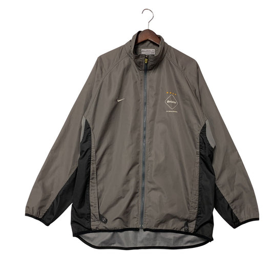 【中古品】【メンズ】 F.C.R.B.×NIKE エフシーアールビー×ナイキ NYLON JACKET ナイロン ジャケット アウター 142-251022-cs-03-izu サイズ：M カラー：グレー 万代Net店