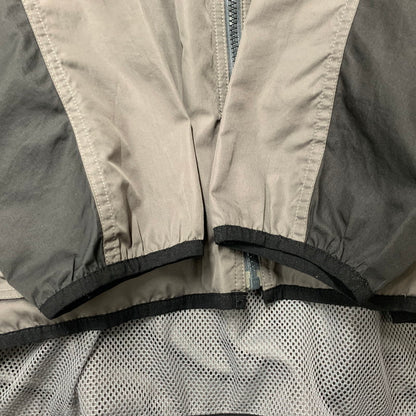 【中古品】【メンズ】 F.C.R.B.×NIKE エフシーアールビー×ナイキ NYLON JACKET ナイロン ジャケット アウター 142-251022-cs-03-izu サイズ：M カラー：グレー 万代Net店