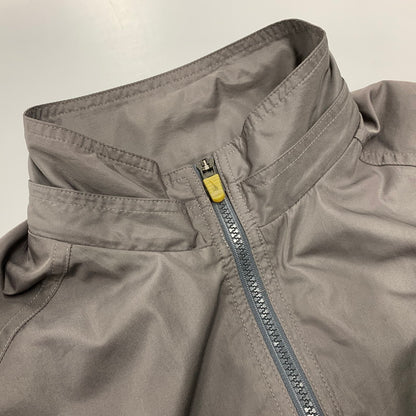 【中古品】【メンズ】 F.C.R.B.×NIKE エフシーアールビー×ナイキ NYLON JACKET ナイロン ジャケット アウター 142-251022-cs-03-izu サイズ：M カラー：グレー 万代Net店