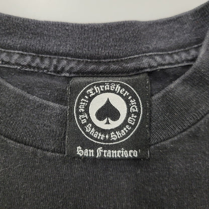 【現状渡し品】【メンズ】 OLD THRASHER オールドスラッシャー MAGAZINE DESIGN SS TEE マガジン デザイン ショートスリーブ Tシャツ トップス 半袖 142-251101-cs-08-izu サイズ：S カラー：ブラック 万代Net店