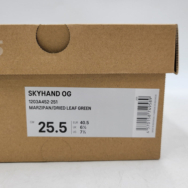 【中古美品】【メンズ/レディース】 asics アシックス SKYHAND OG 1203A452-251 スカイハンド OG スニーカー シューズ 靴 162-251030-as-37-izu サイズ：25.5cm カラー：MARZIPAN/DRIED LEAF GREEN 万代Net店
