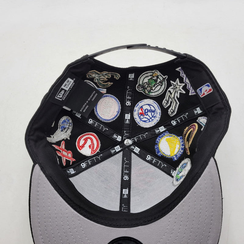 【中古品】【メンズ/レディース】 NEWERA ニューエラ TEAM LOGO ALLOVER チームロゴ オールオーバー NBA 9FIFTY ナインフィフティーSNAPBACK CAP スナップバック キャップ 帽子 185-251108-ya-10-izu サイズ：M/L カラー：BLACK 万代Net店