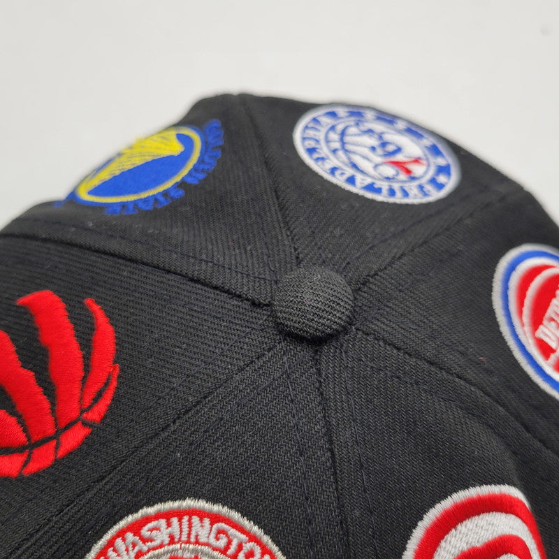 【中古品】【メンズ/レディース】 NEWERA ニューエラ TEAM LOGO ALLOVER チームロゴ オールオーバー NBA 9FIFTY ナインフィフティーSNAPBACK CAP スナップバック キャップ 帽子 185-251108-ya-10-izu サイズ：M/L カラー：BLACK 万代Net店
