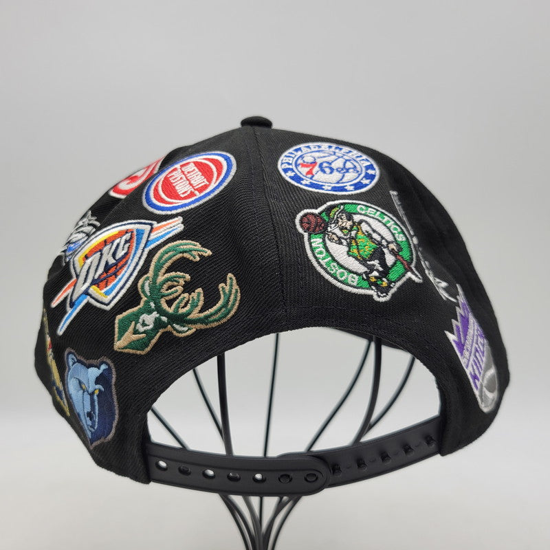 【中古品】【メンズ/レディース】 NEWERA ニューエラ TEAM LOGO ALLOVER チームロゴ オールオーバー NBA 9FIFTY ナインフィフティーSNAPBACK CAP スナップバック キャップ 帽子 185-251108-ya-10-izu サイズ：M/L カラー：BLACK 万代Net店