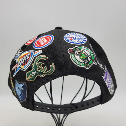 【中古品】【メンズ/レディース】 NEWERA ニューエラ TEAM LOGO ALLOVER チームロゴ オールオーバー NBA 9FIFTY ナインフィフティーSNAPBACK CAP スナップバック キャップ 帽子 185-251108-ya-10-izu サイズ：M/L カラー：BLACK 万代Net店