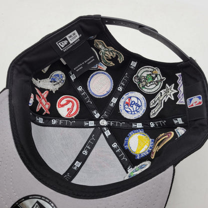 【中古品】【メンズ/レディース】 NEWERA ニューエラ TEAM LOGO ALLOVER チームロゴ オールオーバー NBA 9FIFTY ナインフィフティーSNAPBACK CAP スナップバック キャップ 帽子 185-251108-ya-10-izu サイズ：M/L カラー：BLACK 万代Net店