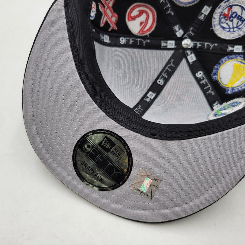 【中古品】【メンズ/レディース】 NEWERA ニューエラ TEAM LOGO ALLOVER チームロゴ オールオーバー NBA 9FIFTY ナインフィフティーSNAPBACK CAP スナップバック キャップ 帽子 185-251108-ya-10-izu サイズ：M/L カラー：BLACK 万代Net店