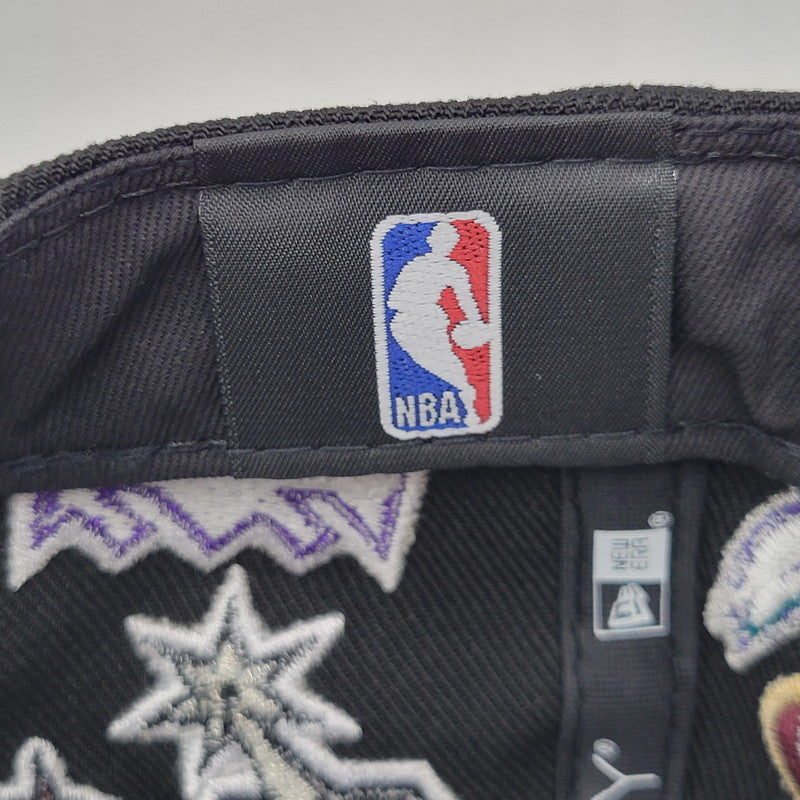 【中古品】【メンズ/レディース】 NEWERA ニューエラ TEAM LOGO ALLOVER チームロゴ オールオーバー NBA 9FIFTY ナインフィフティーSNAPBACK CAP スナップバック キャップ 帽子 185-251108-ya-10-izu サイズ：M/L カラー：BLACK 万代Net店