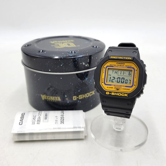 【中古品】【メンズ/レディース】 G-SHOCK ジーショック × ベガルタ仙台 DW-5600UE 30周年記念モデル デジタル 腕時計 196-251106-as-12-izu サイズ：48.9 × 42.8 × 13.4 mm カラー：ブラック系 万代Net店