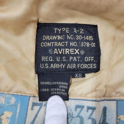 【現状渡し品】【メンズ】 AVIREX アヴィレックス A-2 FLIGHT JACKET フライトジャケット 50周年記念 ピンナップガール アウター 146-251109-as-11-izu サイズ：XS カラー：ブラウン系 万代Net店