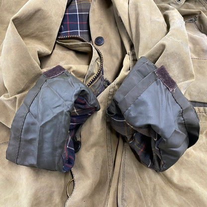 【現状渡し品】【メンズ】 Barbour バーブァー CLASSIC NORTHUMBRIA JACKET クラシック ノーザンブリア ジャケット 長袖 アウター 144-251114-ay-17-izu カラー：カーキ 万代Net店