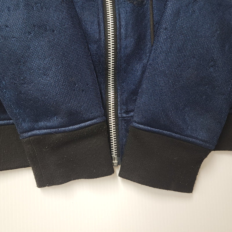 【中古品】【メンズ】 STUSSY ステューシー WORLD TOUR BACKPRINT POLYESTER JACKET ワールドツアー バックプリント ポリエステル ジャケット アウター 142-251123-cs-11-izu サイズ：M カラー：ネイビー×ブラック 万代Net店