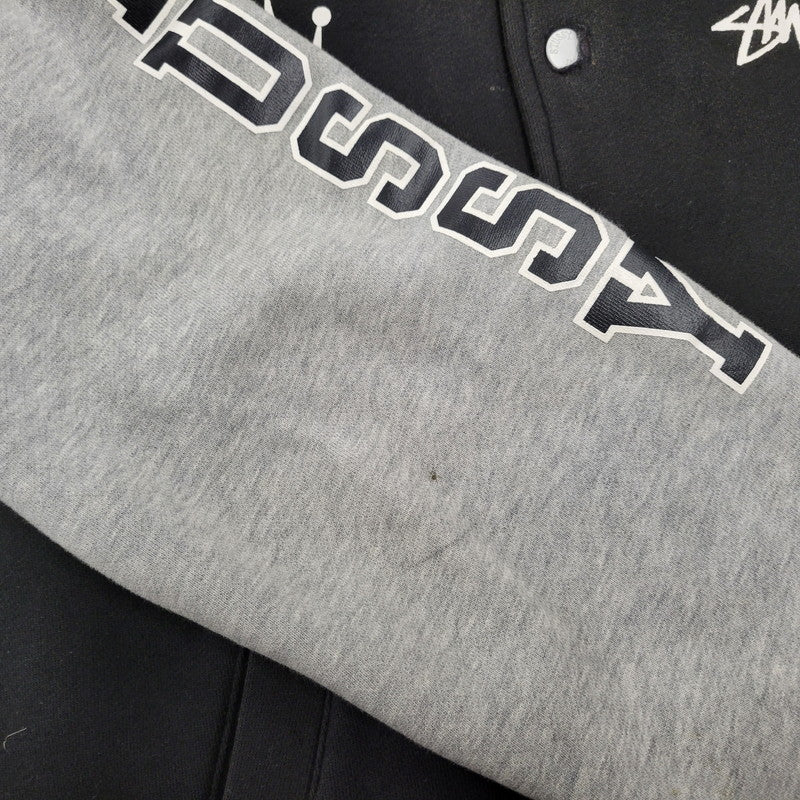 【中古品】【メンズ】 STUSSY ステューシー 80 SWEAT SUTADIUM JACKET スウェット スタジアム ジャケット アウター 142-251123-cs-09-izu サイズ：M カラー：ブラック 万代Net店