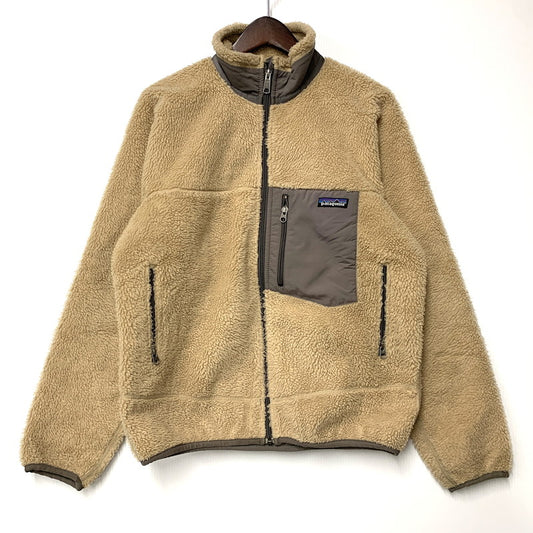 【中古品】【メンズ】 patagonia パタゴニア CLASSIC RETRO-X JACKET 23055F4 クラシック レトロX ジャケット USA製 アウター 144-251116-as-09-izu サイズ：S カラー：ベージュ 万代Net店